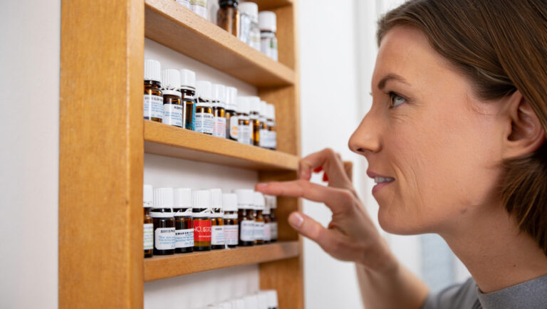 Huiles essentielles et allergies saisonnières : molécules anti-allergiques, efficacité et précautions en aromathérapie